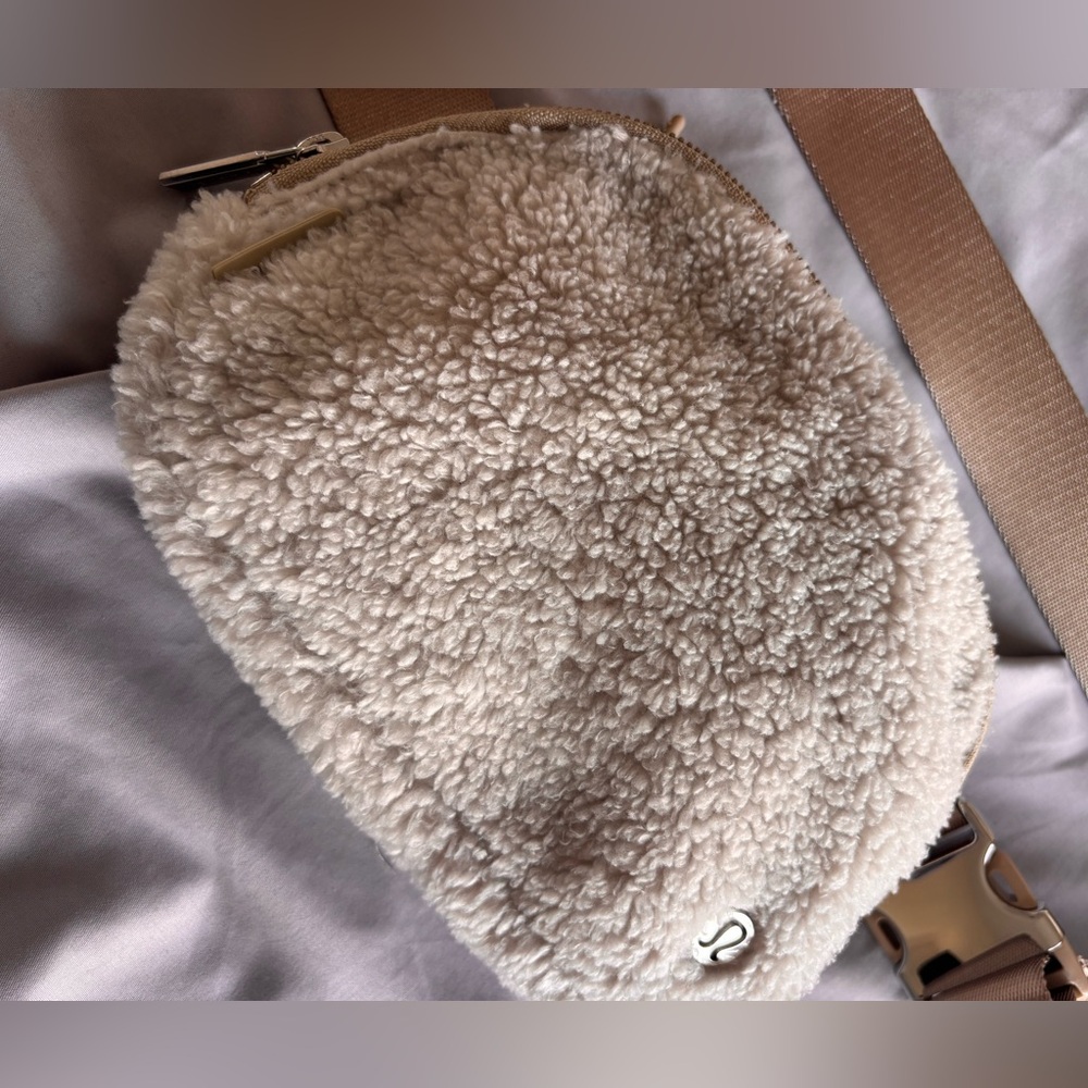 Lululemon Athletica Light Beige Sherpa Fuzzy Belt Bag Fanny Pack - Picture 2 of 4
